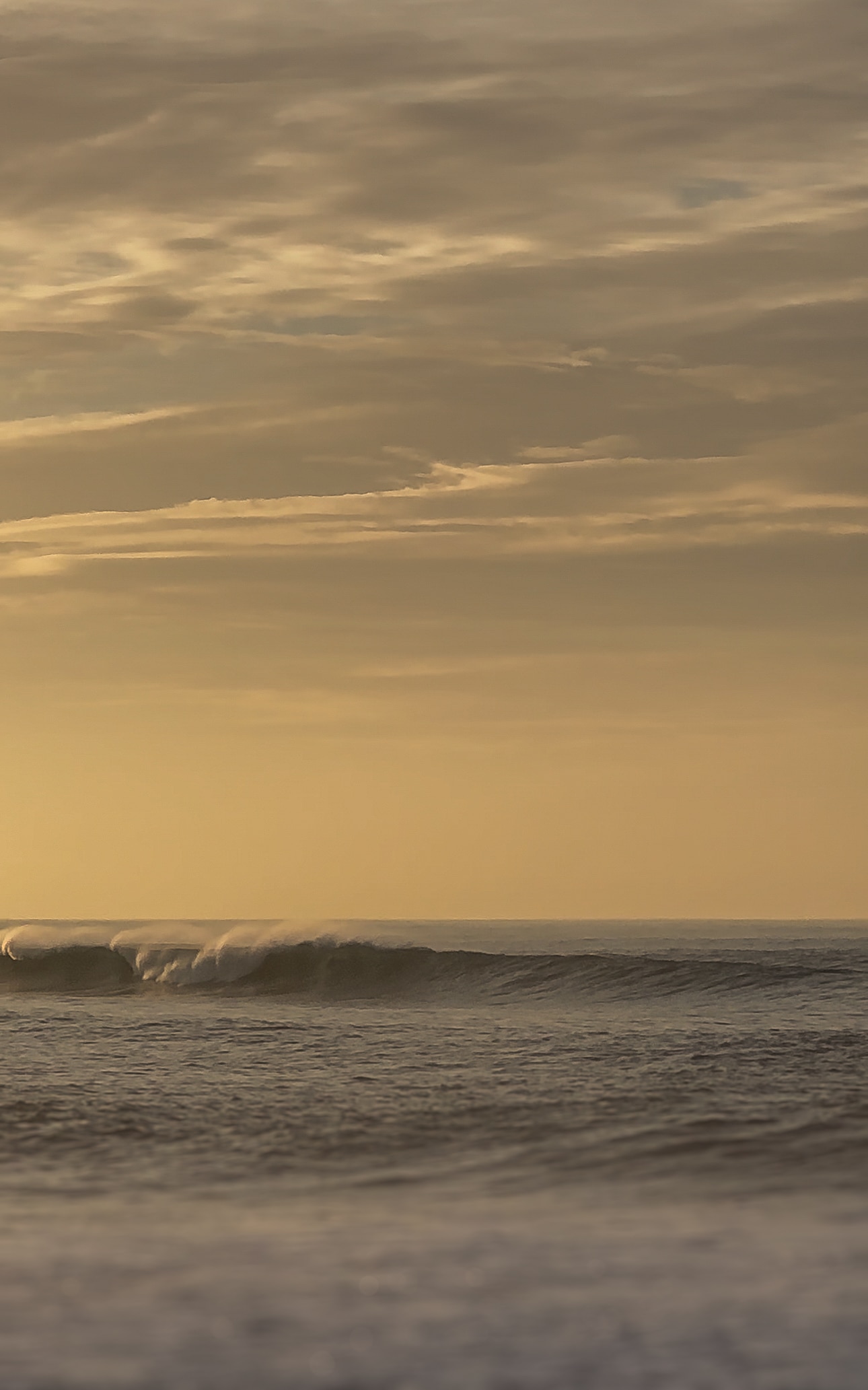 Vague au coucher du soleil