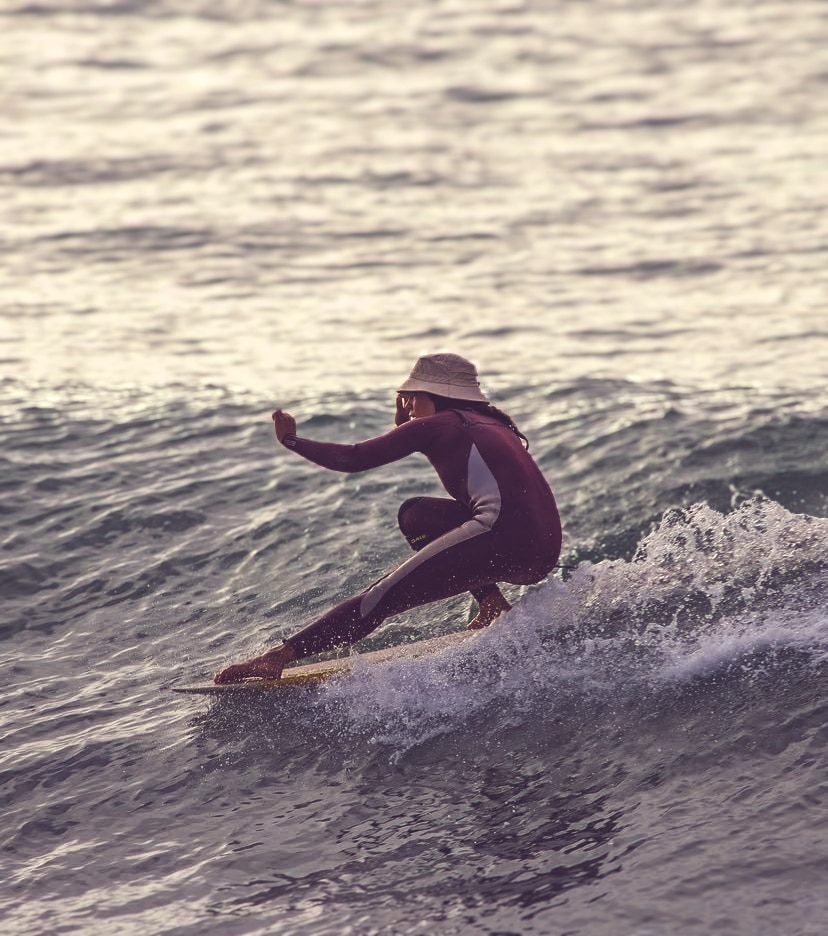 Surfeuse sur une vague a Bouznika